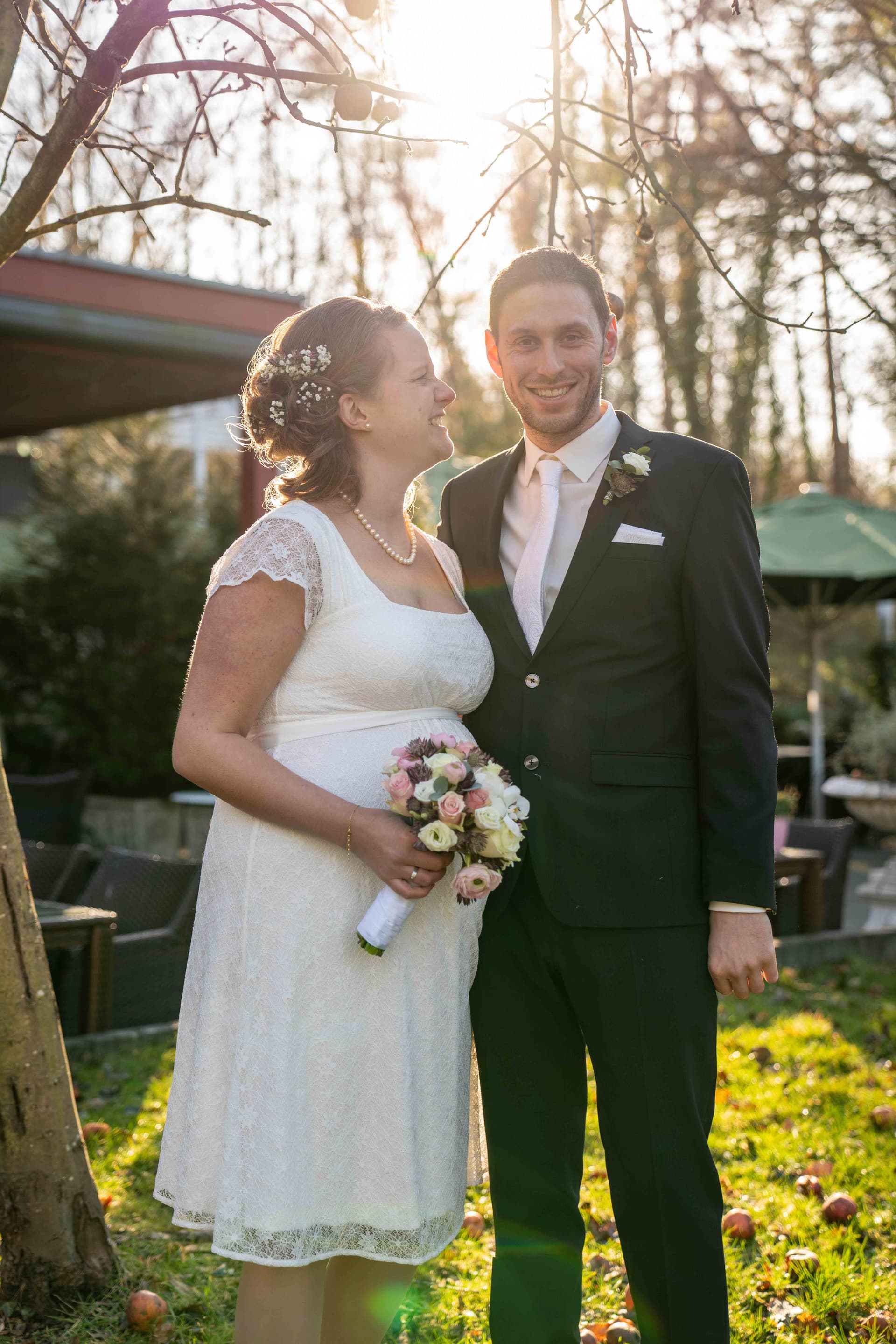 Brautpaar in goldener Stunde