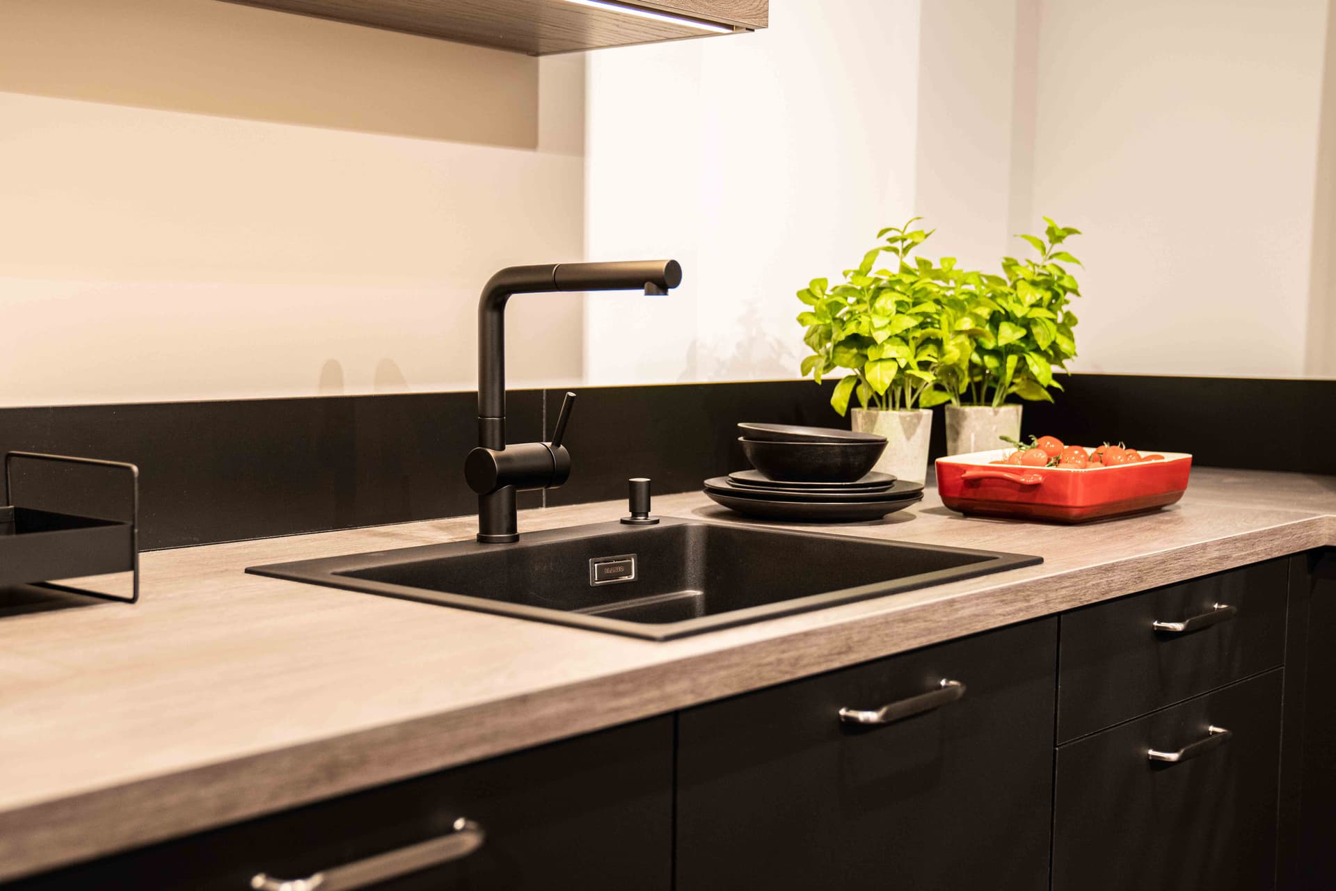 Küchenspüle mit Dekoration